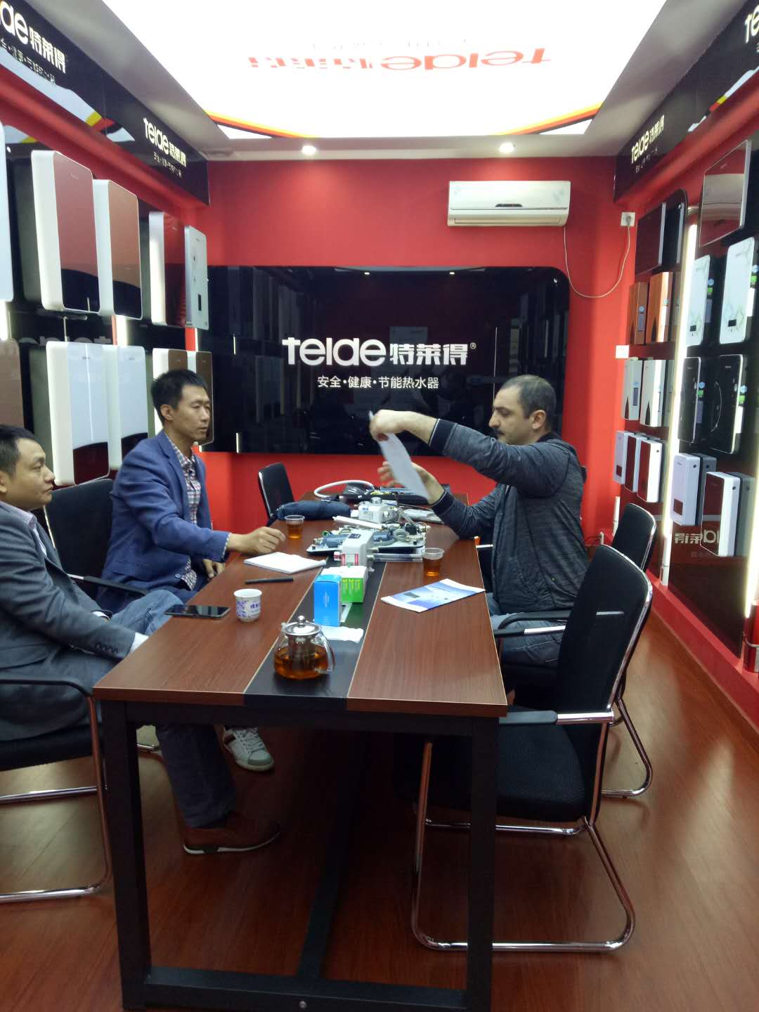 烈歡迎俄羅斯客戶蒞臨我司，恭賀成功簽約！